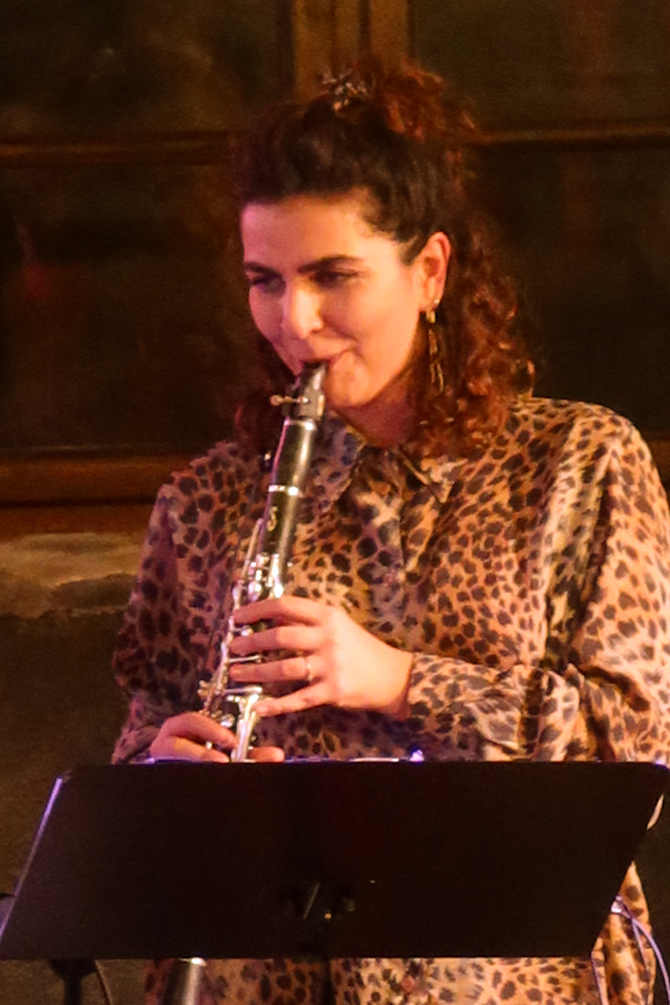 Mona Matbou Riahi (clarinet)