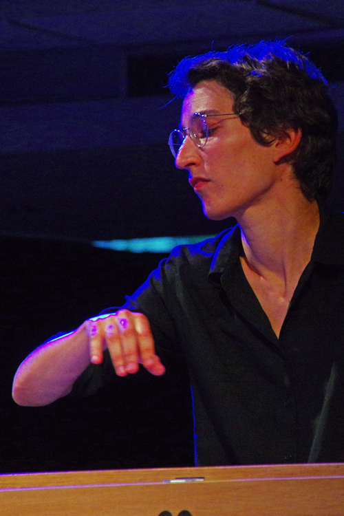 Cecile Lartigeau playing ondes martinot