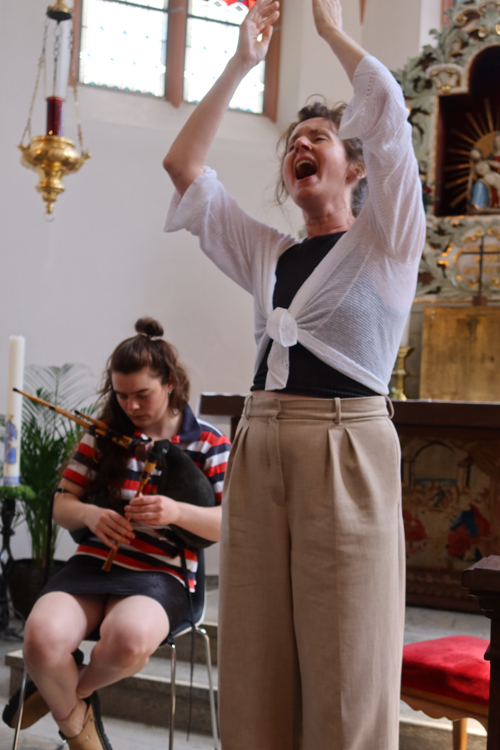 Brìghde Chaimbeul playing a small pipe and vocalist Julia Úlehla