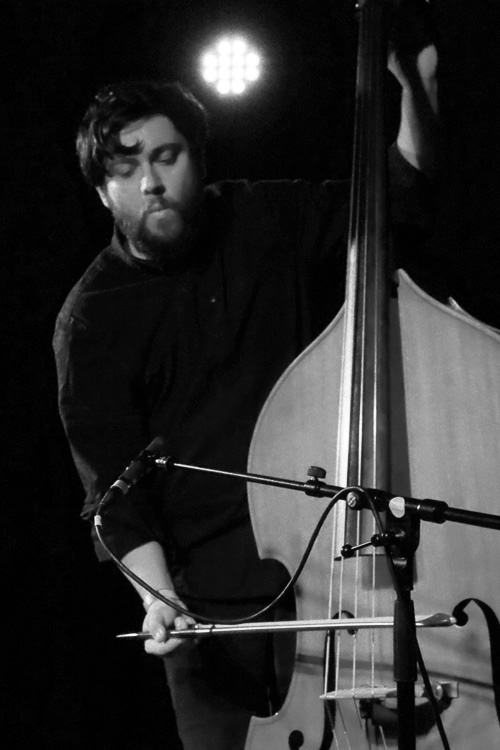 Bassist Laurenƫiu Coƫac